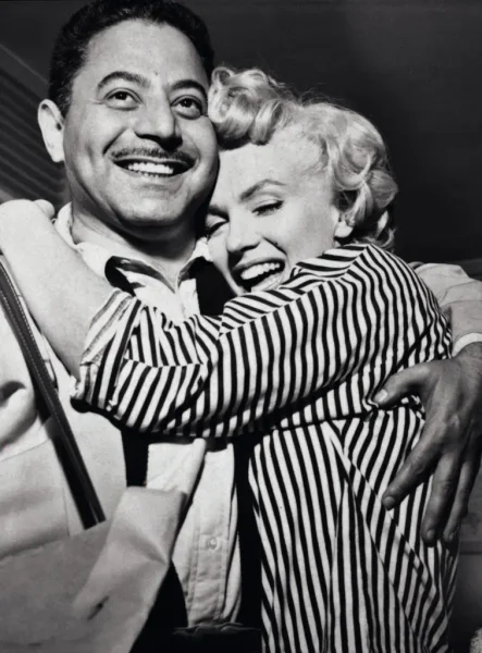 Мэрилин обнимает Сэма Шоу Мэрилин Сэм Шоу